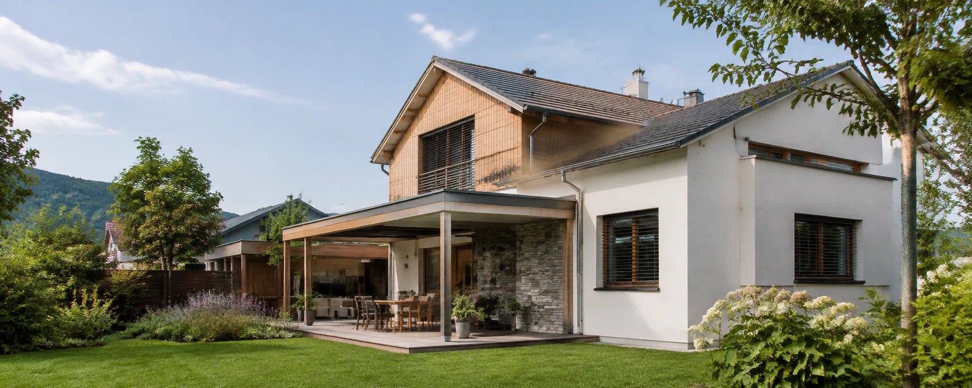 Zeitgemäßes Wohnhaus mit Terrasse, Naturmaterialien und Garten